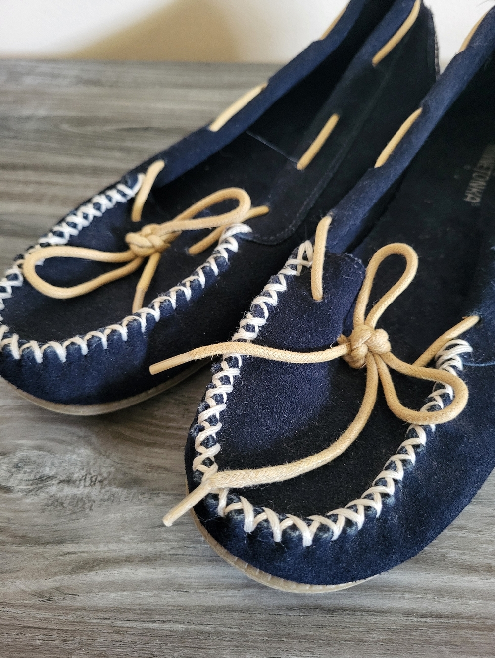 Minnetonka Navy Suede Moccasin Flats Tan Lacing Size 8.5